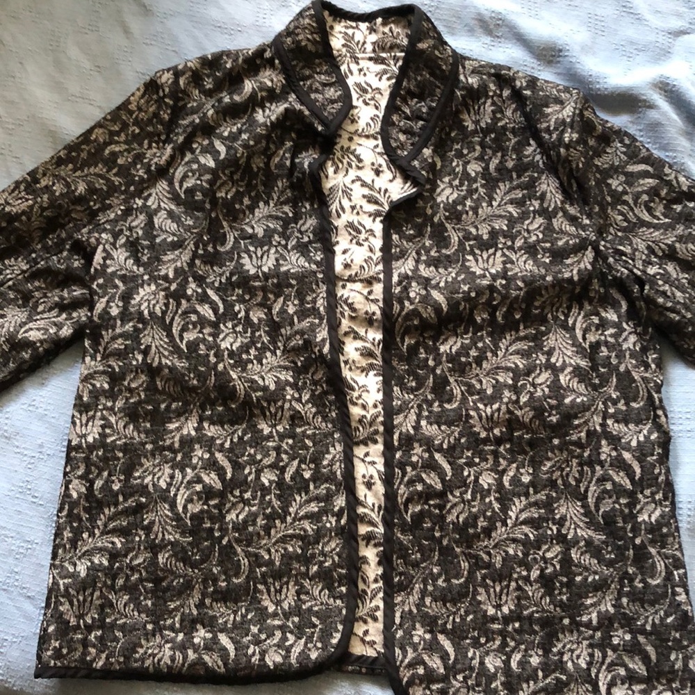 Beautiful jacquard reversible jacket.